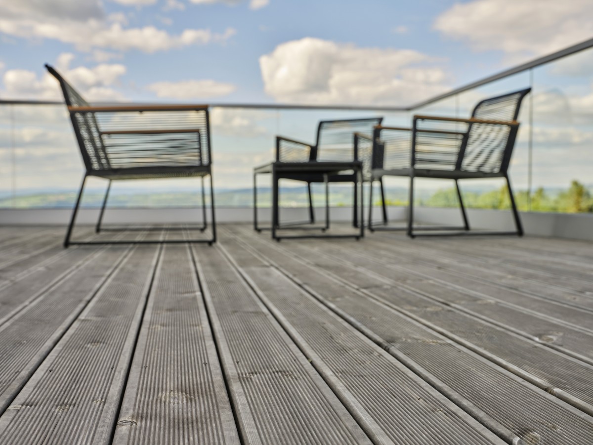 Konkurující materiál exotickým terasovým prknům