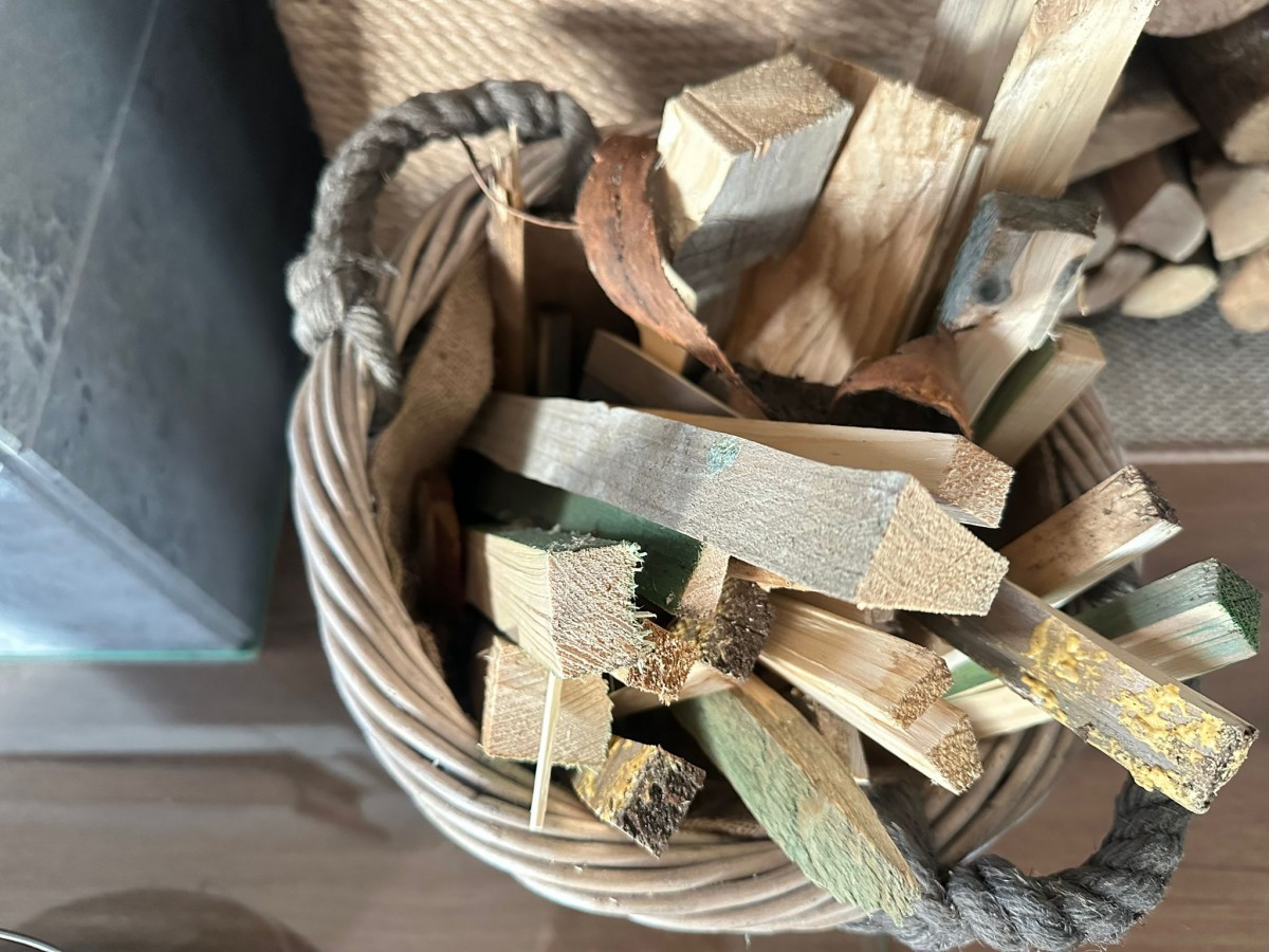 Skládání dřeva do kamen