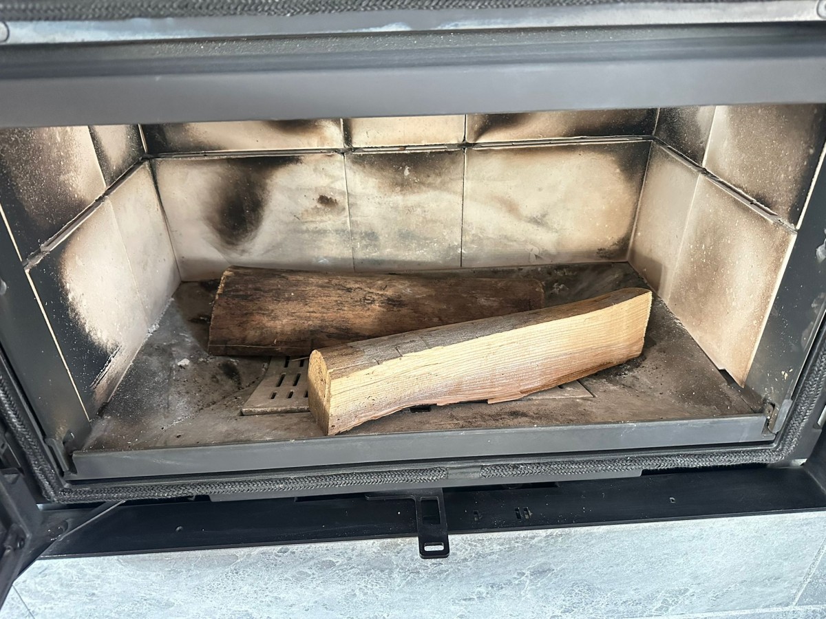 Skládání dřeva do kamen