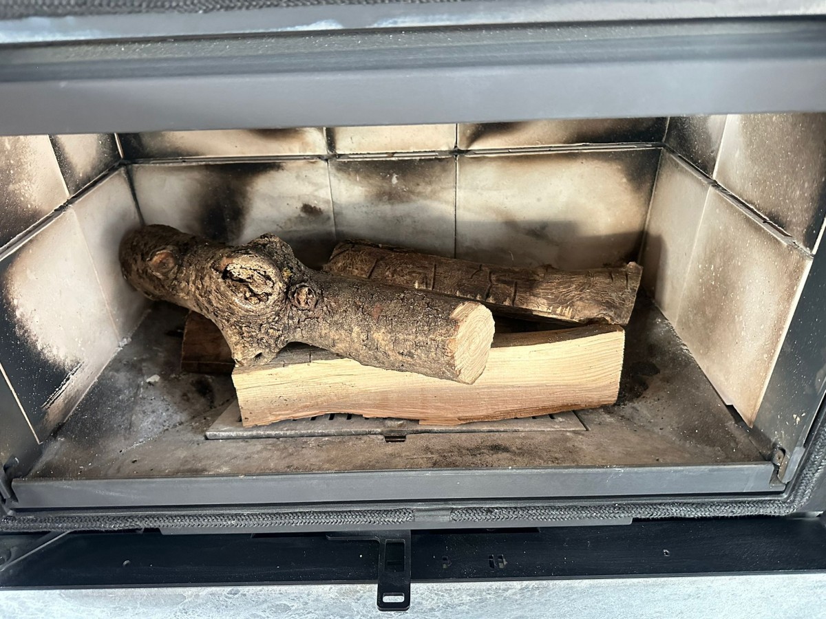 Skládání dřeva do kamen