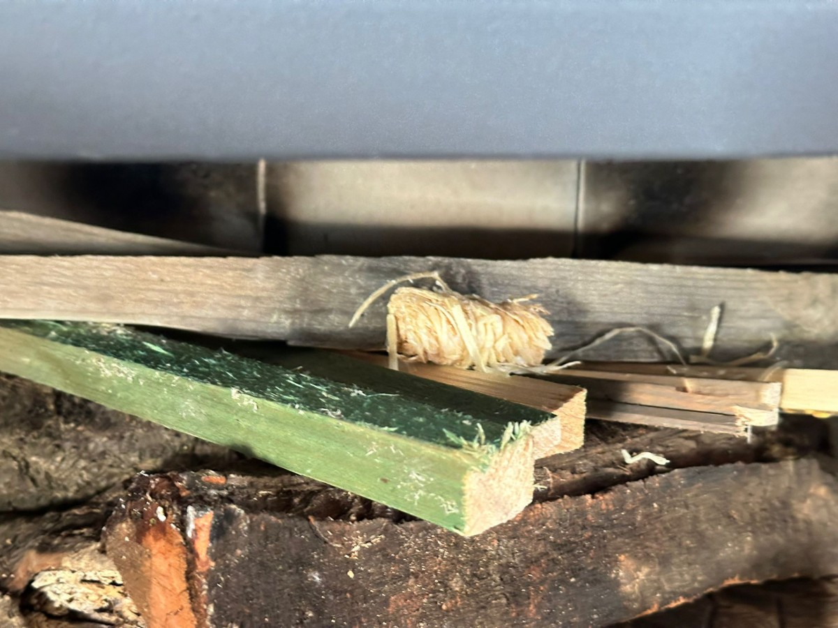 Skládání dřeva do kamen