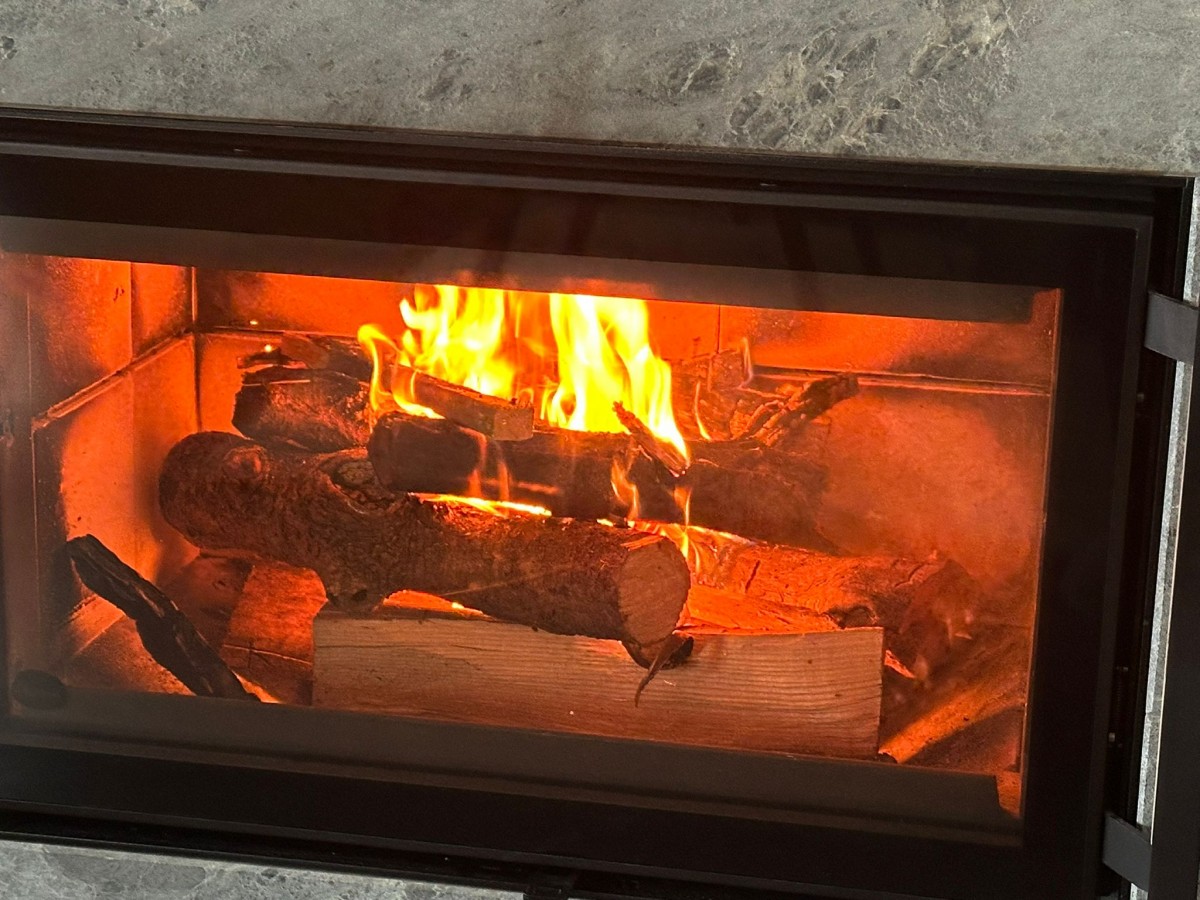 Skládání dřeva do kamen