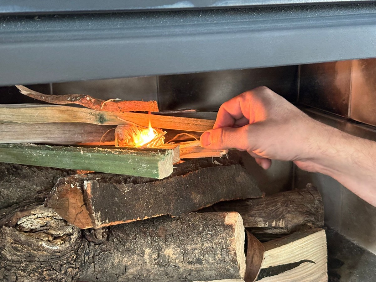 Skládání dřeva do kamen