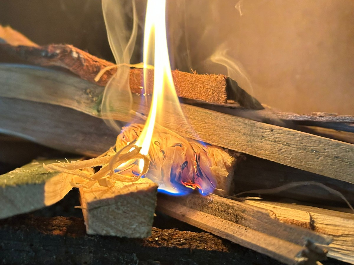 Skládání dřeva do kamen