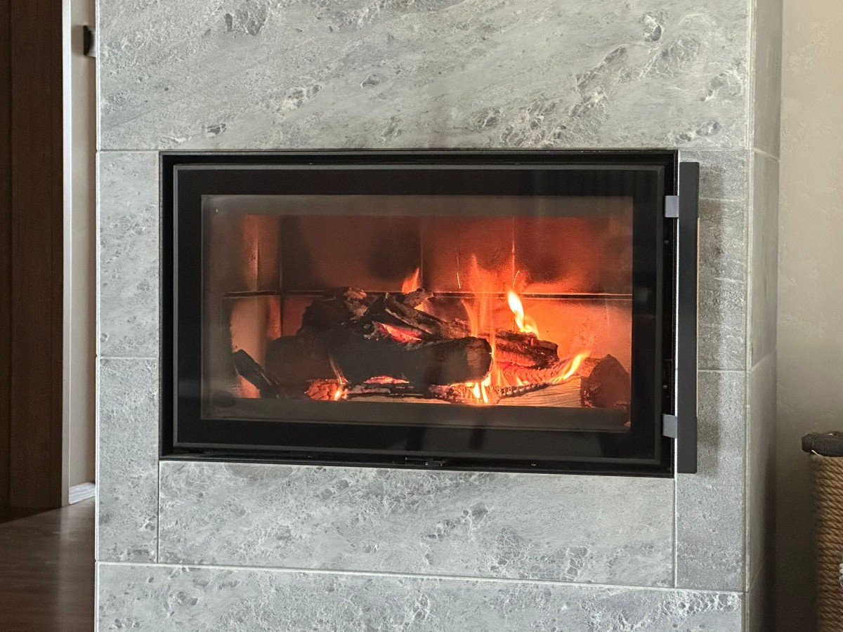 Skládání dřeva do kamen