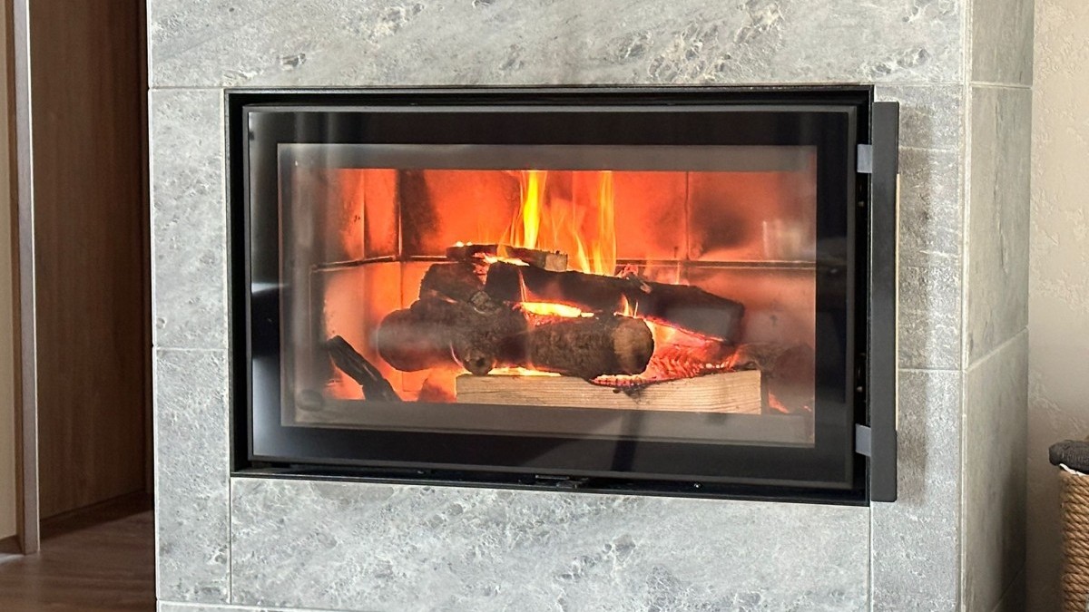 Skládání dřeva do kamen