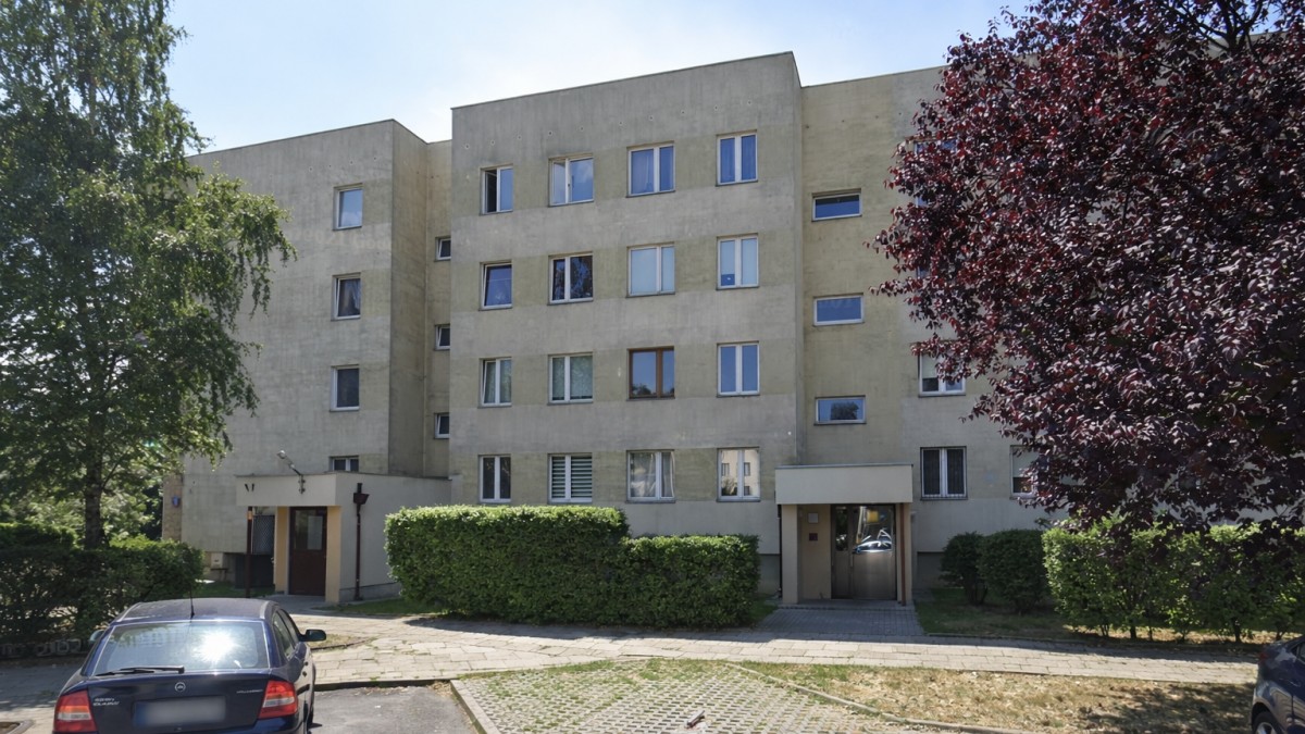 Starší muž mazaně lákal dívky ke spolubydlení