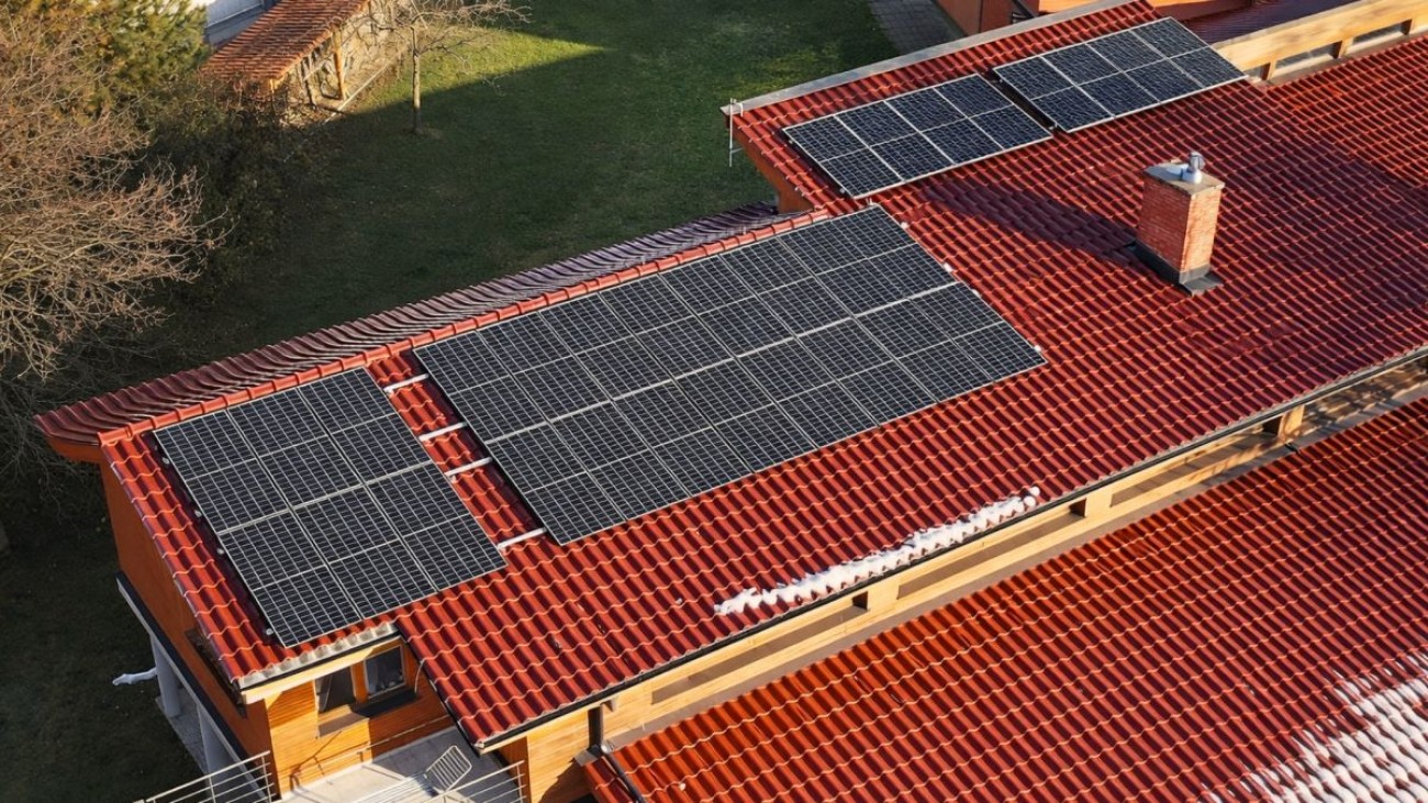 V domě mají kotel na dřevo, plynový kotel, tepelné čerpadlo, fototermiku i fotovoltaiku s bateriemi