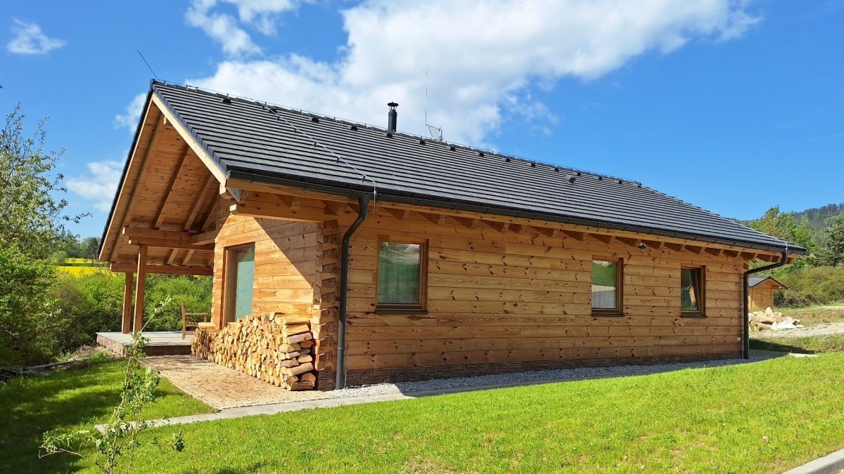 Moderní masivní dřevostavba