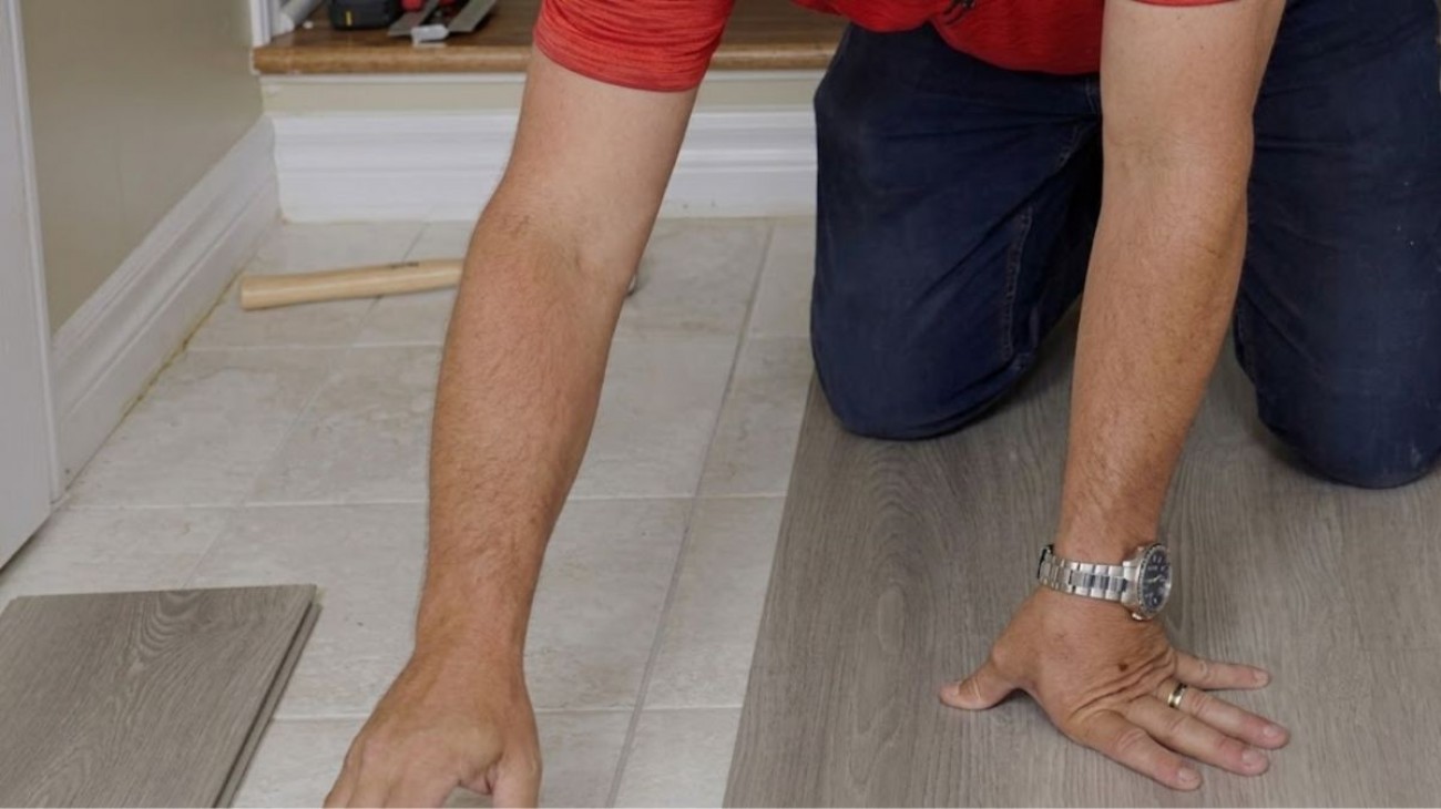 Pokládka vinylu na dlažbu