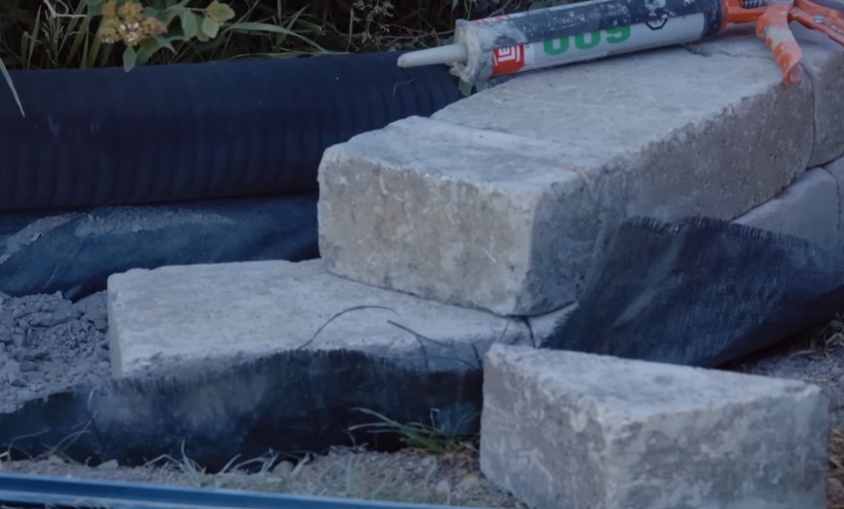 Opěrná kamenná zeď svépomocí