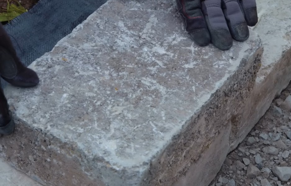 Opěrná kamenná zeď svépomocí