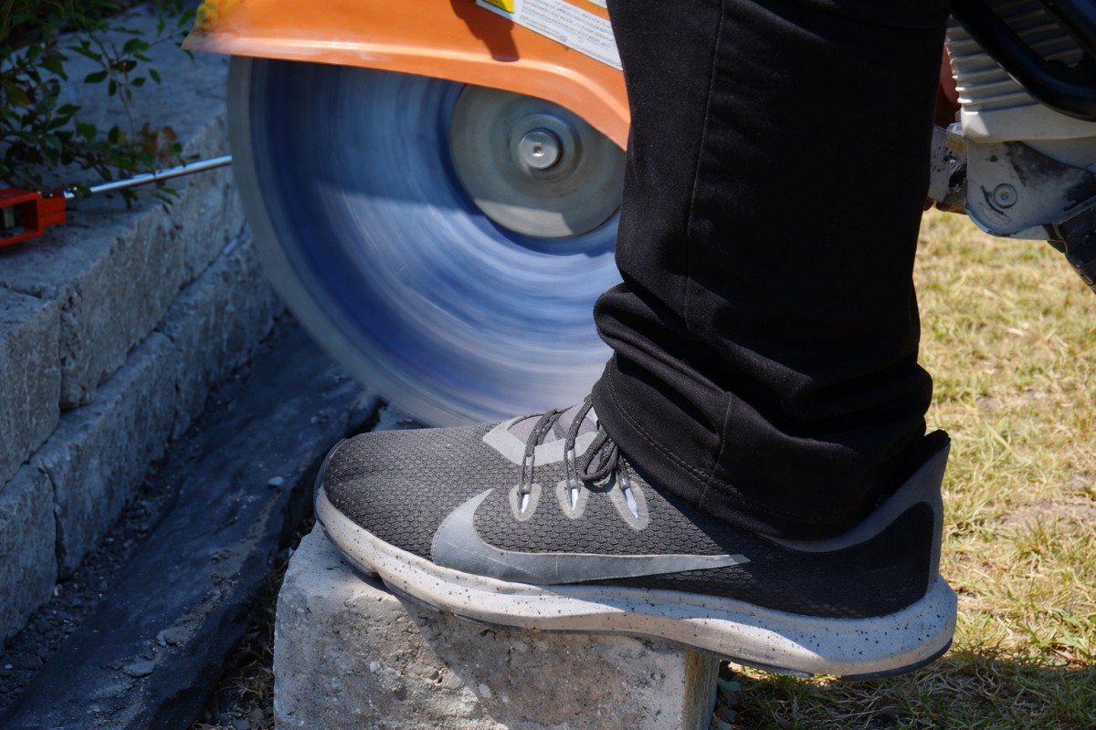 Opěrná kamenná zeď svépomocí