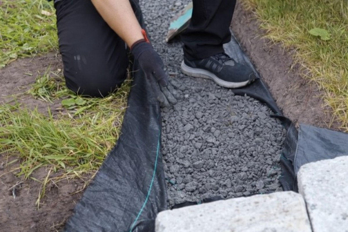 Opěrná kamenná zeď svépomocí