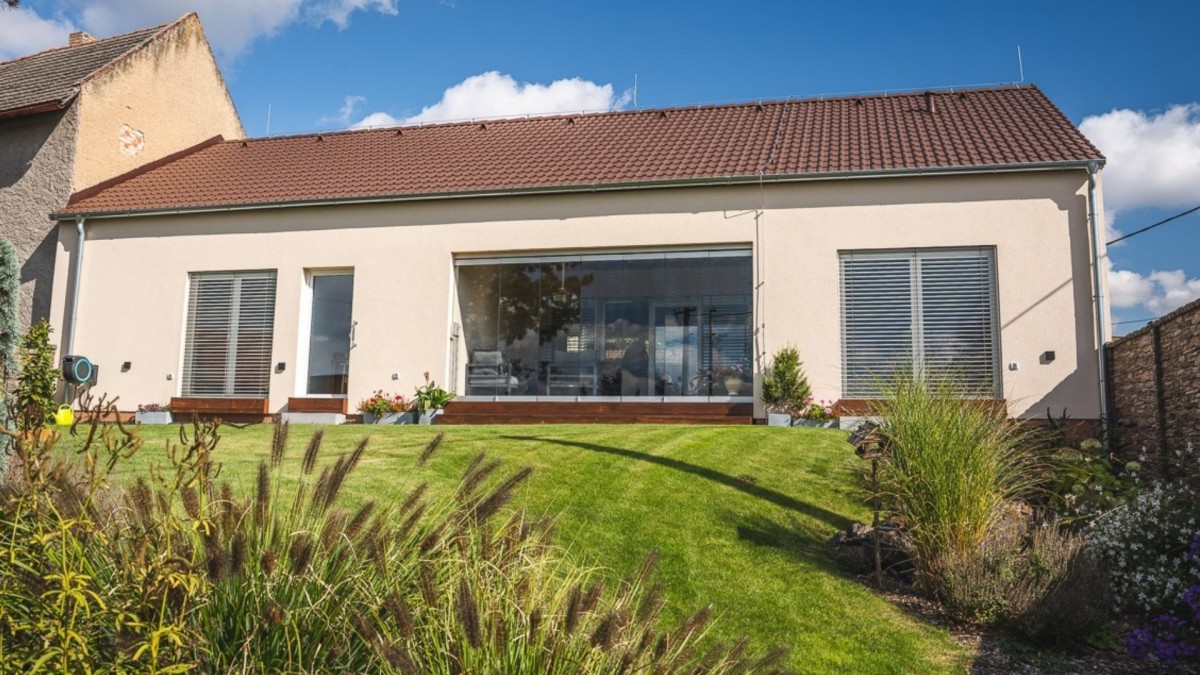 Maminčin kamenný domek zbourali a na jeho místě postavili dřevostavbu