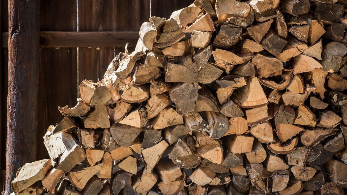 Díky chytrému lean-to tvaru v něm dřevo schne rychleji