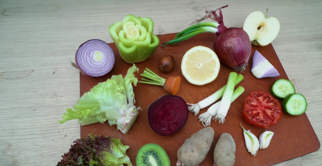 Zeleninu si pěstuje z kuchyňských zbytků