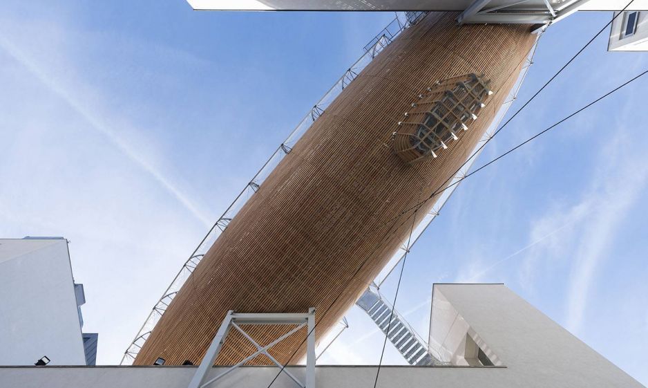 Monumentální pohled na spodní část dřevěné vzducholodi