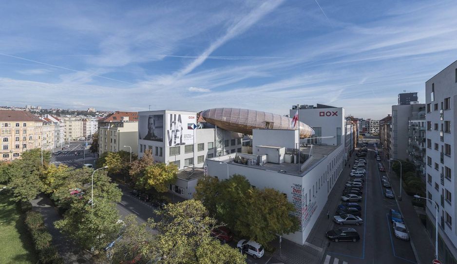 Pohled na pražskou dřevěnou vzducholoď z větší vzdálenosti