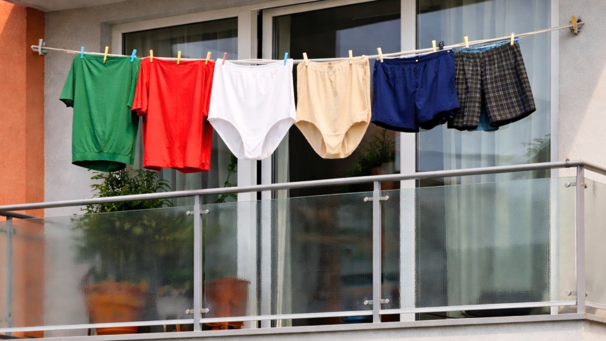 Manželé v důchodu sušili prádlo na balkoně. Od SVJ dostali pokutu 4 000 Kč 