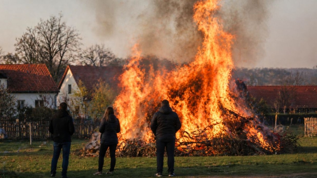 Starostové ruší Pálení čarodějnic. Bojí se pokuty kvůli zákazu pálení větví  