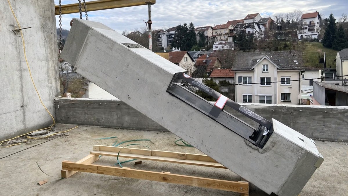 Krb integrovaný do komína. Systém 2v1 šetří místo a brání přetápění 