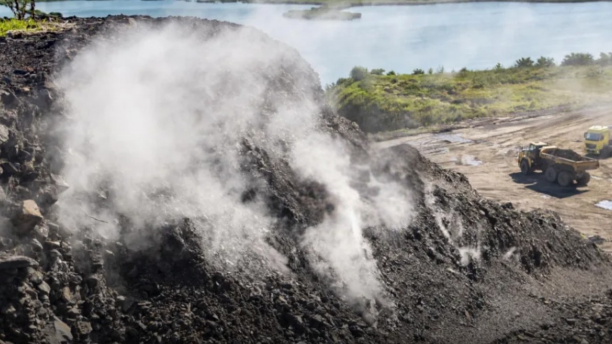 Halda v Heřmanicích hoří už od 90. let. K hašení 600 °C žhavého pekla se nikdo nemá 