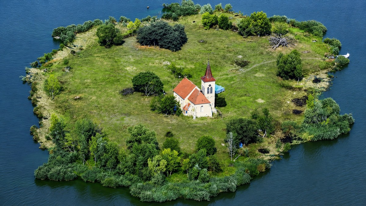 Komunisté vyhnali stovky lidí a jejich obec zatopili. Zbyl jen osamělý kostel