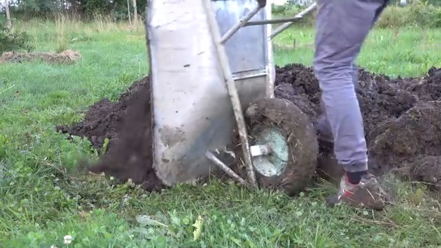 Koupací jezírko svépomocí