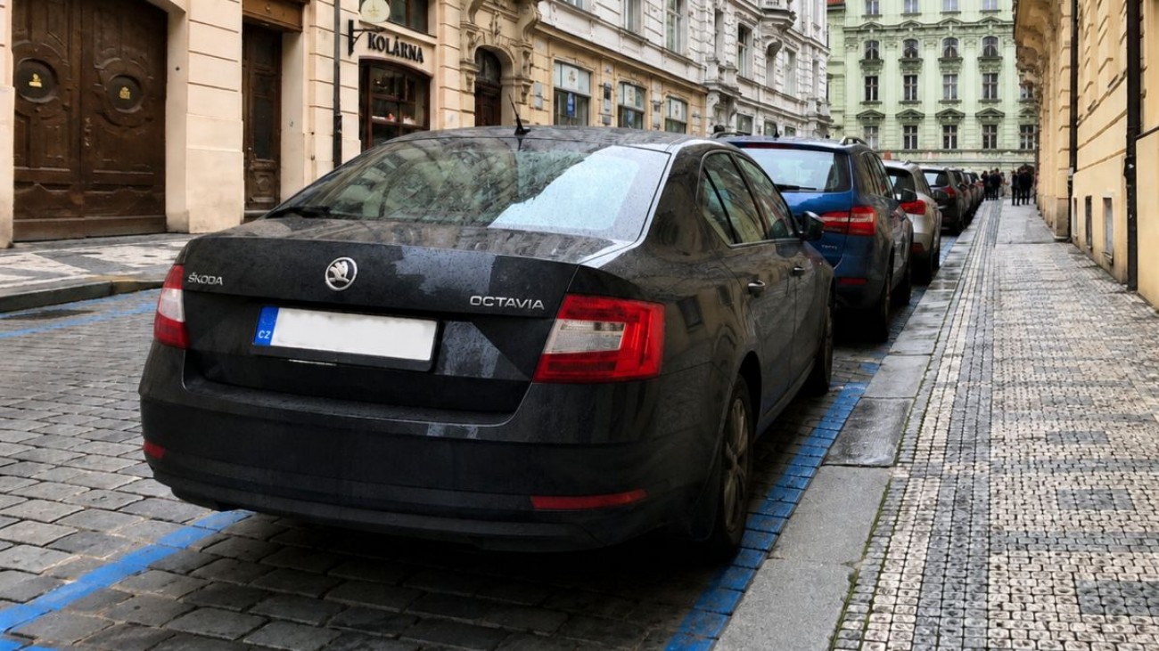 Mapa ukazuje levné parkování v Praze. Většina míst stojí 50 Kč, některá jsou zdarma