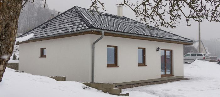 dřevostavba pod sněhem