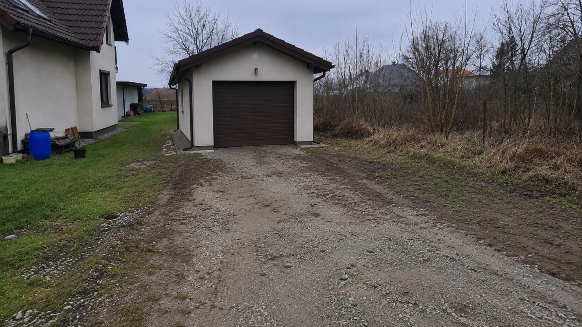 Garáž u hranice pozemku
