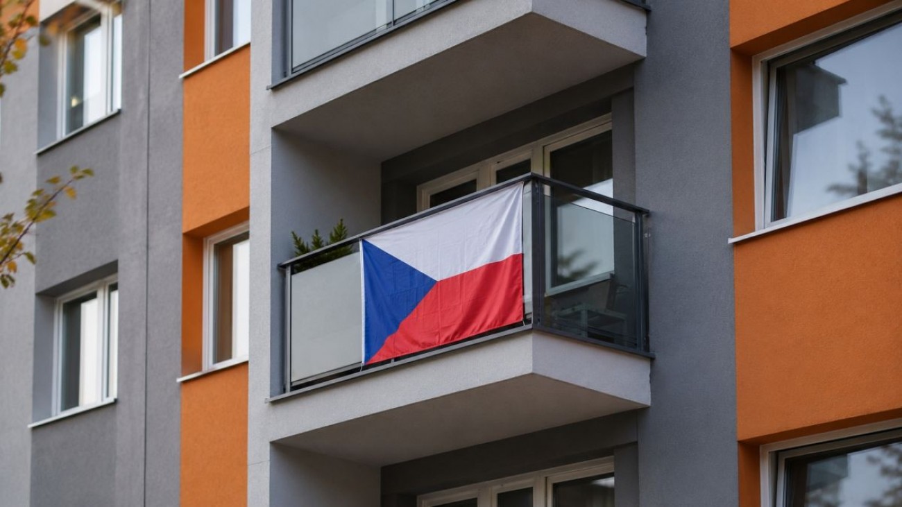 Senior si vyvěsil českou státní vlajku na balkon. Sousedé požadovali, aby dostal pokutu