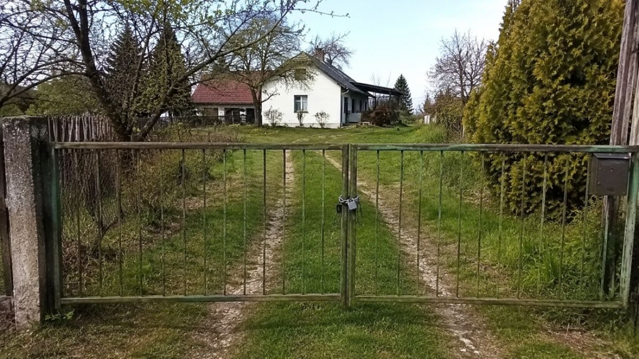 Cestu používali desítky let. Pak jim soused zamkl bránu a rodina se nedostala k vlastnímu domu