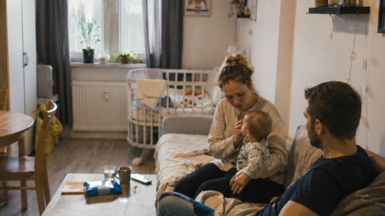 „Kdyby měli důchodci trochu slušnosti, přenechali by své bydlení mladým a šli do domova,“ říká Nikola (26)