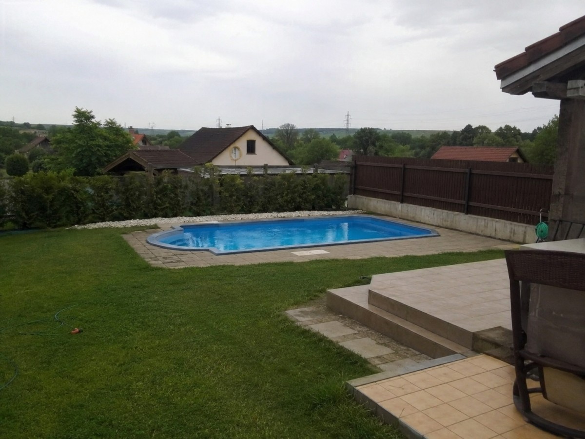 Bazén na zahradě