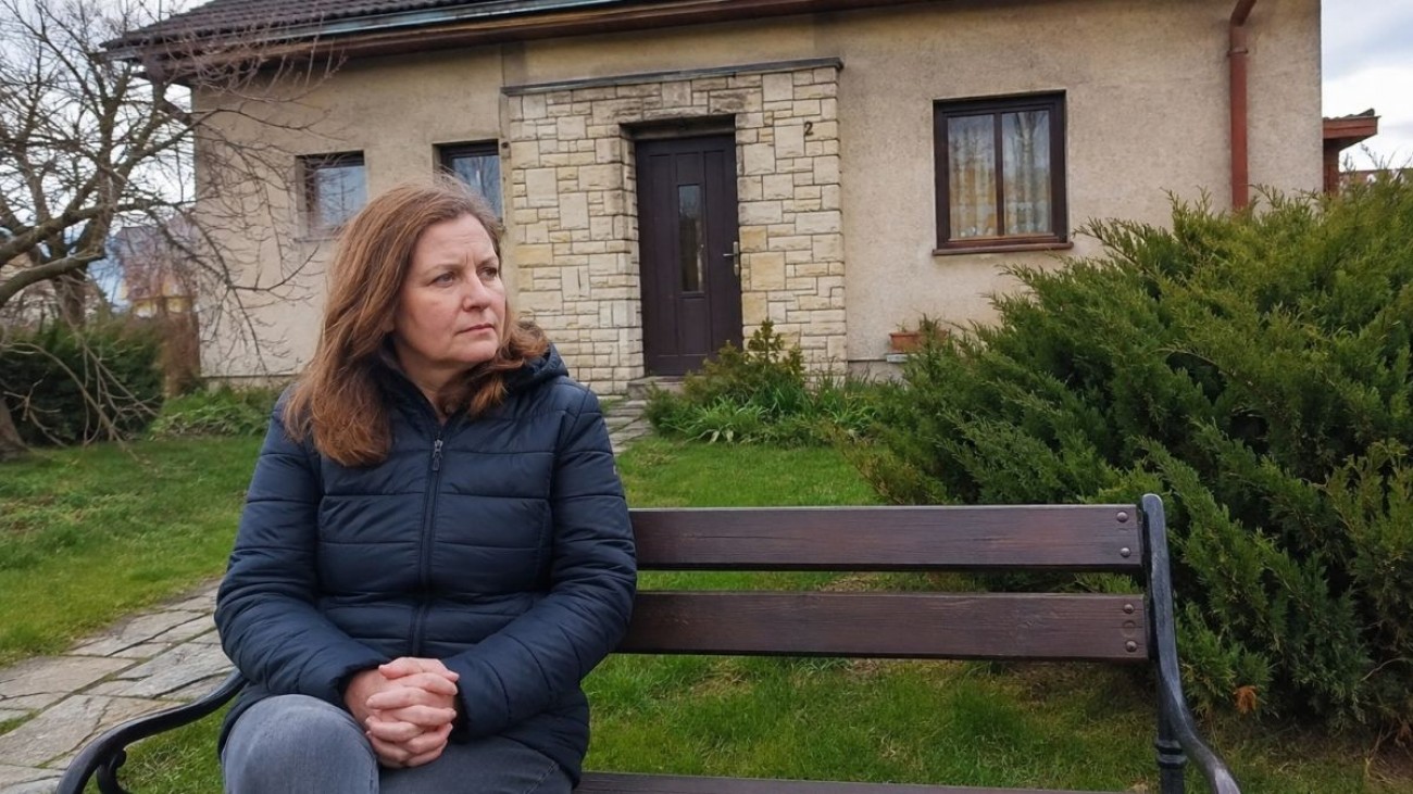 Evě zemřel partner. Část společného domu zdědili jeho rodiče