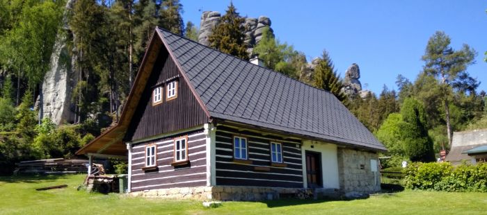 Roubenka s pískovcovými skalami