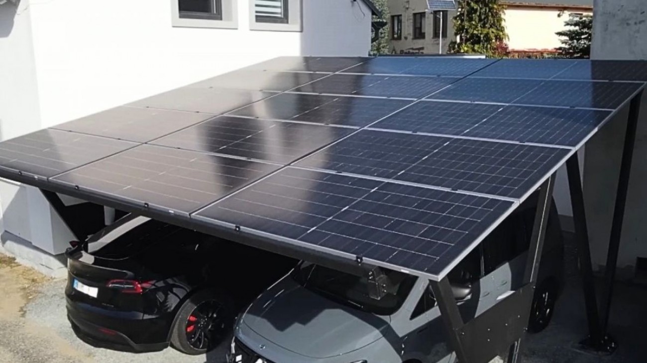 Češi objevili solární carport. Vyrábí elektřinu, chrání auto a nevyžaduje stavební povolení