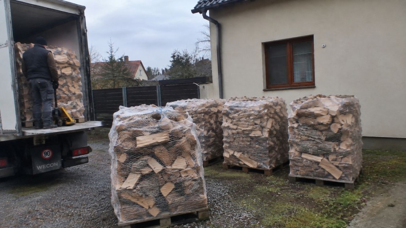 „Jsi líný, proto kupuješ naštípané dřevo,“ vyčetl mu otec. Syn ukázal výpočet, proč se mu práce nevyplatí