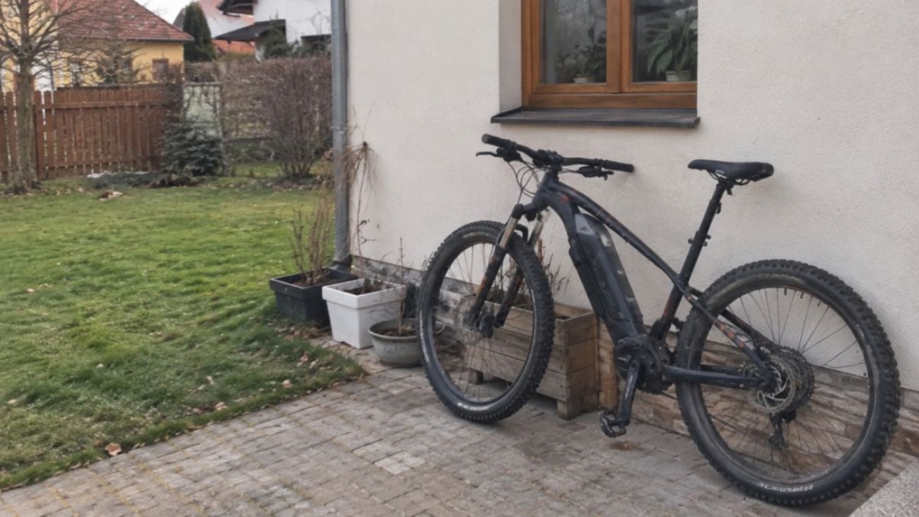 Synovi ukradli nové elektrokolo. Matka místo paniky tiše čekala na správný moment