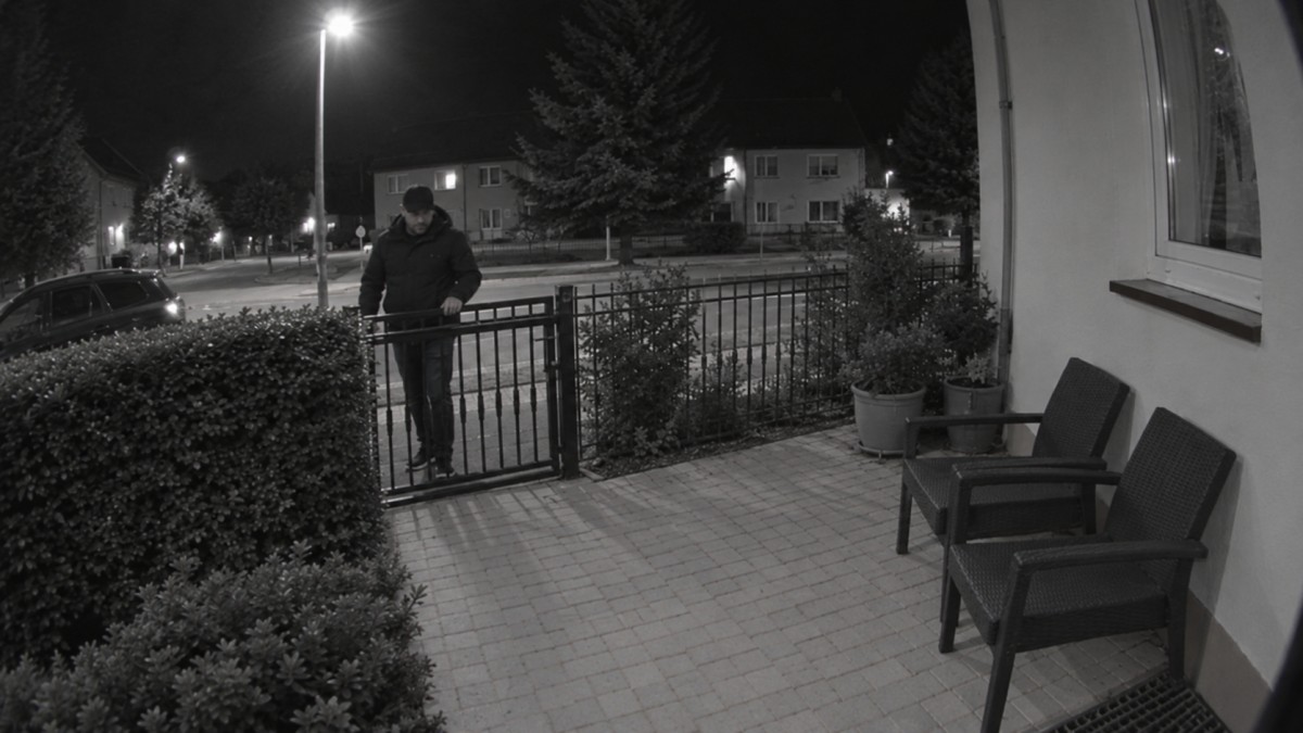 Ukradli jí zahradní nábytek. Za několik dní se zloděj objevil znovu před jejími dveřmi 