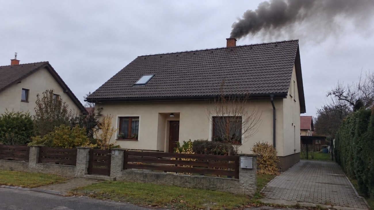 „Sousedé viděli tmavý kouř a udali mě, že mám zakázaný kotel,“ říká David. Ostudu nakonec měli oni