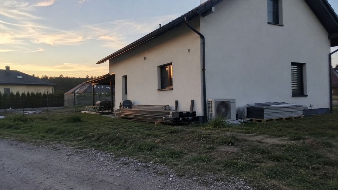 Zloděj kovů ukradl z cizí zahrady materiál za desítky tisíc. Na místě nechal vlastní občanku