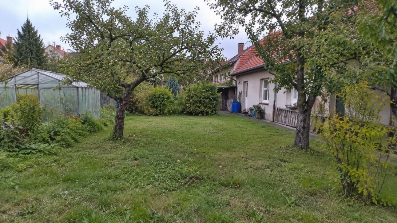 Dům na zahradě rodičů