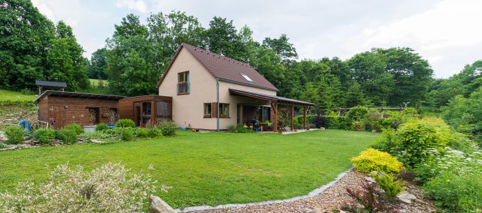dřevostavba se zastřešením a zahradou