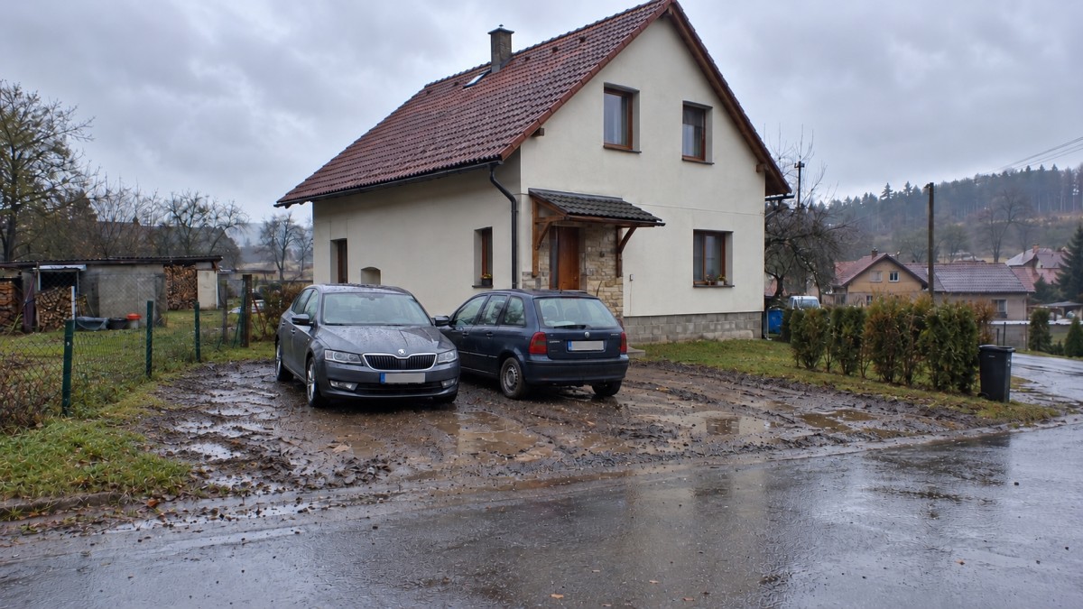 Bláto a kaluže jim každý podzim komplikovaly parkování. Pomohly levné vsakovací rošty