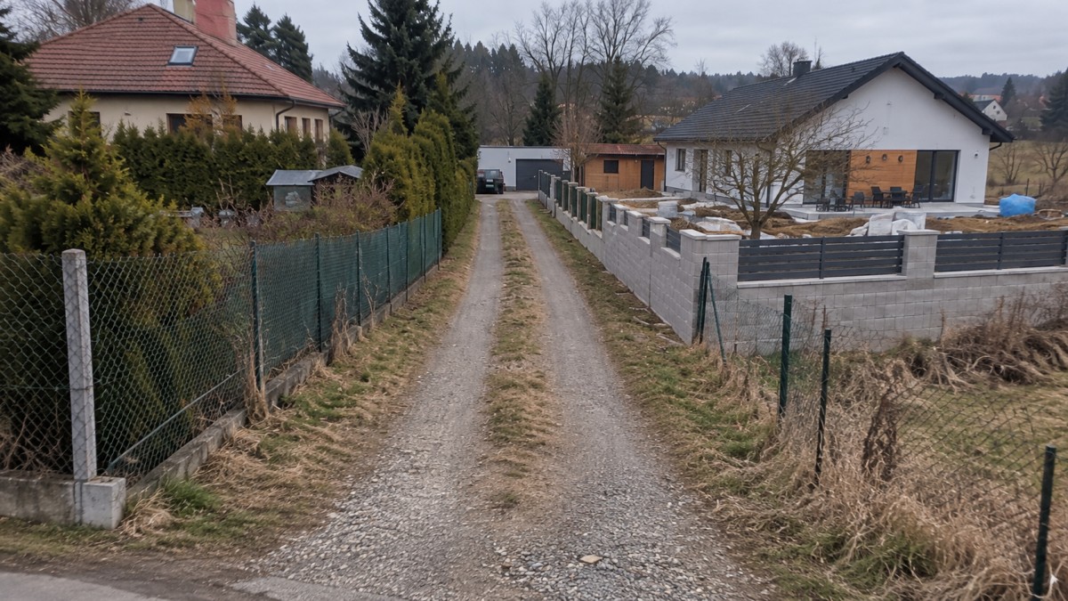Soused nedovolil používat příjezdovou cestu