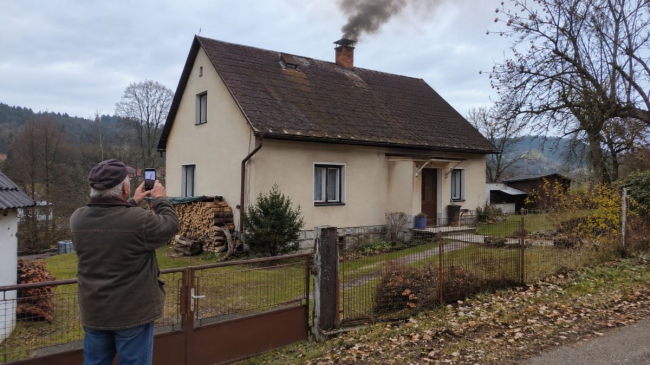 Soused udal Ondřeje, že topí v zakázaném kotli. Nakonec se ukázalo, že má doma úplně stejný