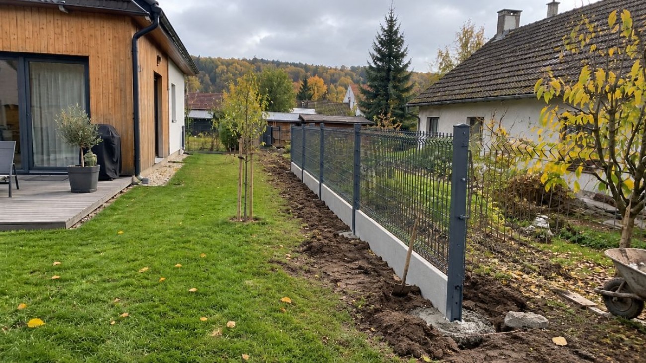 Manželé museli nechat plot posunout dál na svůj pozemek. To znamenalo také nové betonování ocelových sloupků